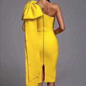 midi dress, Bright yellow color, thick bandage-style fabric, shapes the figure.